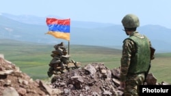 Военнослужащий ВС РА во время боевого дежурства на границе с Азербайджаном (архив)