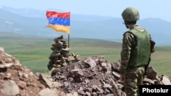 Հայաստանի ԶՈՒ զինծառայողը Ադրբեջանի հետ սահմանին մարտական հերթապահության ժամանակ, արխիվ