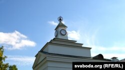 На флігелі ўсталявалі гадзіньнік