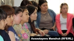 Студентки Казахского национального педагогического университета в Алматы.  Иллюстративное фото.