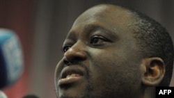 Алассан Уаттара өзү өткөргөн ант берүү аземи учурунда сүйлөөдө. 4-декабрь, 2010-ж. 