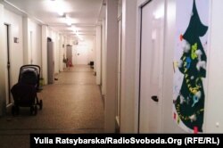 Коридор у котеджному комплексі - так званому «гуртожитку», де спільна на кілька родин кухня і їдальня. Таких «гуртожитків» в містечку три. У цьому живуть винятково родини з дітьми