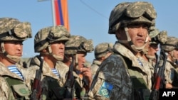 Doctors says that the outbreak affecting dozens of Kazakh soldiers could be a seasonal illness. (file photo)