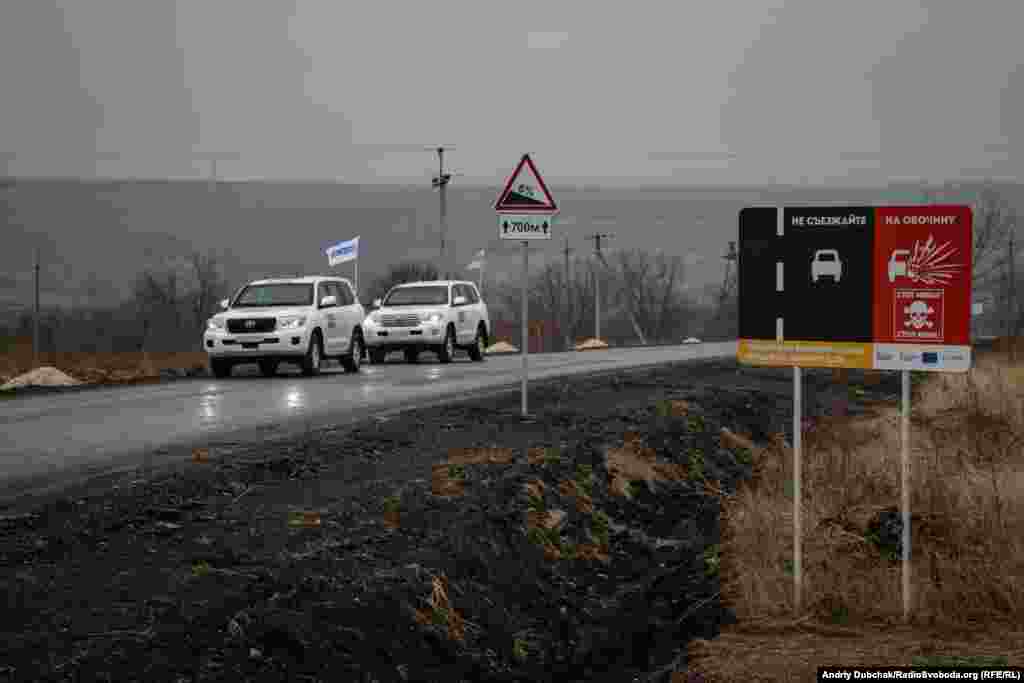 Дорогою між сторонами КПВВ&nbsp;&laquo;Золоте&raquo; зараз регулярно пересувається лише моніторингова місія ОБСЄ.