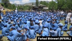 د خيبر په يو ښوونځي کې ماشومان درس وايي ـ انځور له ارشيفه