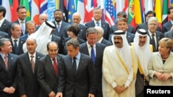 60 ýurduň, şeýle hem BMG-niň, ÝB-niň, Afrika Bileleşginiň we Arap Ligasynyň wekilleri penşenbe güni Parižde “Liwiýanyň dostlary” atly maslahata gatnaşdylar.