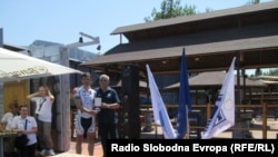 Predsjednik Sportskog saveza Mostara, Hasan Šišić je gostima iz Srbije uručio posebnu zahvalnicu, foto: Mirsad Behram