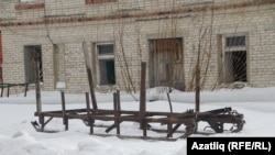 Төрмә янындагы зур тимер чананың элекке заманнардан калган өлеше