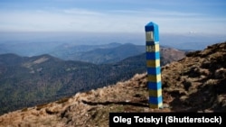 Позначення українського державного кордону в Карпатських горах