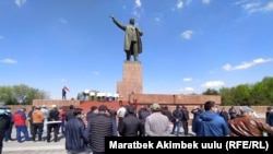 Ош шаарынын борбордук аянтына 6 партия өкүлдөрү митингге чыгышты