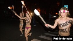 "Ночная атака" Femen на президента Белоруссии в Киеве