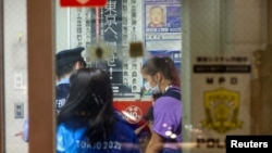 Крысьціна Ціманоўская з паліцыяй і валянтэрамі ў аэрапорце Токіё, 1 жніўня 2021 г.