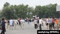 "Мекен туу" партиясынын мүчөлөрүн Кант тараптагы жолдон кууп таратуу маалы. 5-август, 2010-жыл.