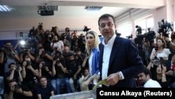 Экрем Имамоглу. Архивдик сүрөт