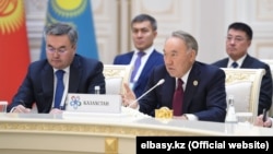 Бывший президент Казахстана Нурсултан Назарбаев (справа) и министр иностранных дел Мухтар Тлеуберди в Ташкенте на  Консультативной встрече глав государств Центральной Азии. 29 ноября 2019 года.