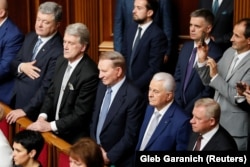 У середньому ряду зліва направо: колишні президенти України Петро Порошенко, Віктор Ющенко, Леонід Кучма і Леонід Кравчук під час першого засідання Верховної Ради 9-го скликання. Київ, 29 серпня 2019 року. Практично всі українські лідери мали якісь суперечки з парламентом