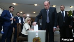Former President and opposition leader Levon Ter-Petrosian votes in the April 2 parliamentary elections in Yerevan.