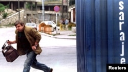 مردی غیر نظامی در تلاش برای عبور از «کوی تک‌تیراندازها» ۲۱ اگست ۱۹۹۵