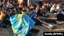 Җанатарларның күбесе мәйданчыкка җәелгән эре пычкы чүбенә утырып карый