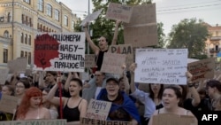 معترضان اوکراینی در جریان تظاهراتی در کیف در ۲۳ جولای. آنها شعارهایی علیه این قانون سر دادند که به گفته آنها استقلال سازمان‌های مبارزه با فساد در اوکراین را از بین می‌برد.