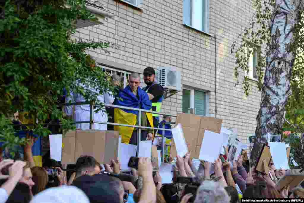 Рідні українських військових, які досі перебувають у полоні, запитують у звільнених захисників, чи мають вони якусь інформацію про їхніх близьких