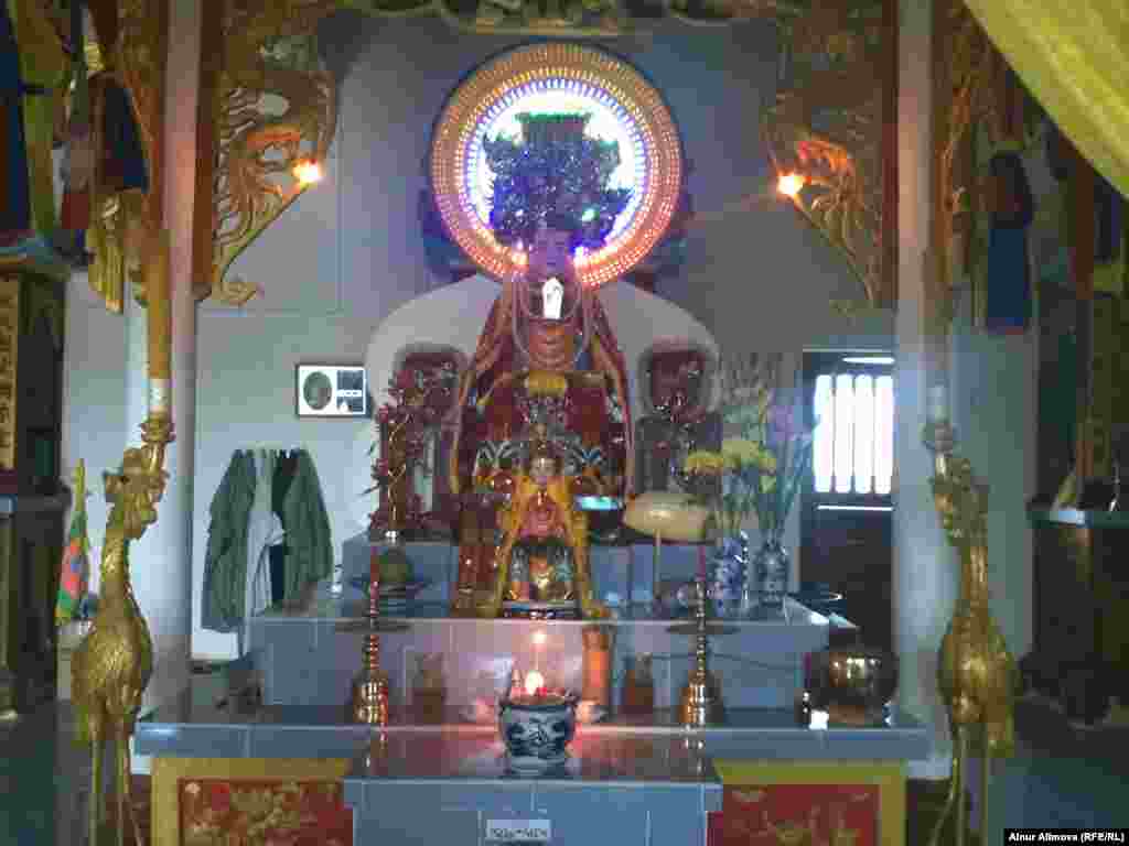 Скульптуры тямского короля и королевы внутри храма, который местные жители называют &laquo;тямской мечетью&raquo;.