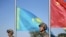 Казахские и китайские солдаты стоят во время церемонии отркытия военных учений "Миссия мира - 2010". Матыбулак, 13 сентября 2010 года.