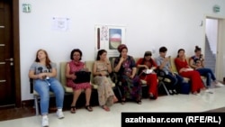 Ilýustrasiýa suraty. Uçar peteginiň nobatyna garaşýan adamlar. Aşgabat. Arhiwden alnan surat. 