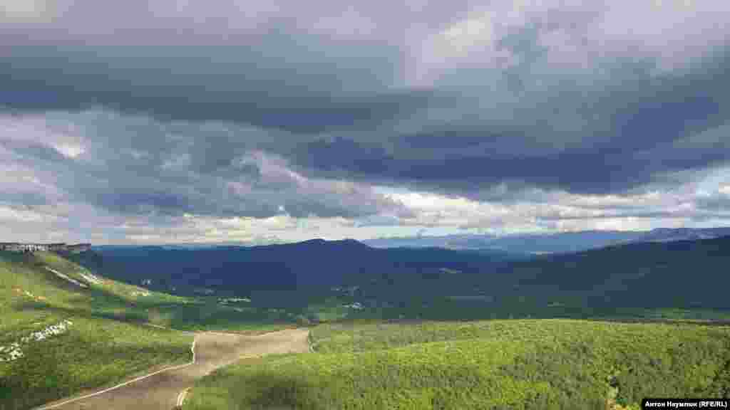 Краєвид на долину Мар&#39;ям-Дере поблизу Бахчисарая. Тут розташована низка печерних міст: Чуфут-Кале, Ескі-Кермен і Мангуп-Кале. Деякі історики відносять їх до мережі опорних фортець, які звели візантійці у VI столітті в горах Південно-Західного Криму