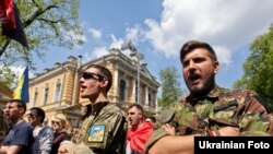 Активісти «Правого сектору» вимагали біля будівлі Адміністрації президента роз'яснити ситуацію з блокування бази добровольчого корпусу в Дніпропетровській області. Київ, 29 квітня 2015 року