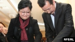 Облыс әкімінің орынбасары Серік Бектұрғанов (оң жақта) ҚР тұңғыш президентінің мұражайы қорының көшпелі көрмесінің ашылу шарасында. Қостанай, қазан, 2009 ж.  