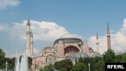 Стамбулдагы Ыйык София сарайына туристтер көп келет