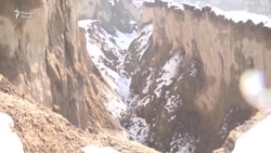 Оби ҷӯйбор ва ғор ба деҳаи Одилӣ таҳдид мекунанд