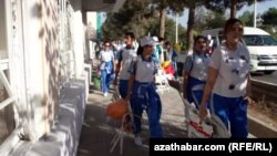 Участники массовок, Ашхабад (архивное фото)  