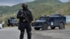 Співробітник силових структур Косова поблизу кордону з Сербією