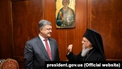 Президент України Петро Порошенко і Вселенський патріарх Варфоломій І під час зустрічі в Стамбулі, 9 квітня 2018 року