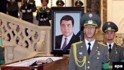 Türkmenistanyň öňki prezidenti Saparmyrat Nyýazowyň ýatan tabydy, 24-nji dekabr, 2006-njy ýyl.