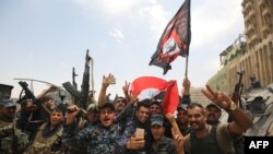 Ирак аскерлери Мосулда жеңишти майрамдап жатышат.