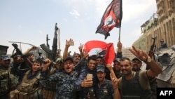 Представники іракської федеральної поліції танцюють і розмахують національним прапором в Старому місті Мосула, 8 липня 2017 року