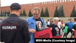 Кесиптешин эскерип пикетке чыккан укук коргоочулар. Москва, Кызыл аянт, 15-июль, 2019-жыл.