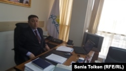 Маңғыстау облысындағы "Нұр Отан" филиалы қабылдау бөлімінің меңгерушісі Мұхамбет Жайлыбаев Азаттық тілшісінің қоғамдық қабылдауға қатысуына рұқсат етпеді. Ақтау, 6 сәуір 2016 жыл