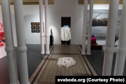 Выстава памяці Алеся Пушкіна ў Варшаве, 6 жніўня 2025 году. Твор “У скуры мастака” аўтарка Юлія Мекес