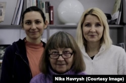 Команда сканує матеріали з археологічного відділу Національної академії наук України. Зліва направо: Тамара Куцаєва, Галина Станиціна та Олександра Бузько (Фото надано Нікою Гавриш)