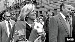 Мэра Санкт-Петербурга Анатолия Собчака (справа) нельзя считать инициатором возвращения Ленинграду исторического имени. 