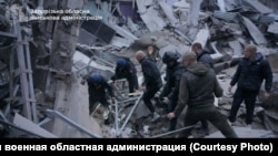 Рятувальники шукають людей під завалами, зруйнованої російською ракетою клініки. Запоріжжя, 10 грудня 2024 року