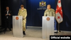 Учебный центр НАТО в Грузии откроется на военной базе Вазиани близ Тбилиси до сентября, то есть уже этим летом. Таков главный итог переговоров Вахтанга Капанадзе с заместителем командующего объединенными силами НАТО в Европе генералом Эдрианом Брэдшоу