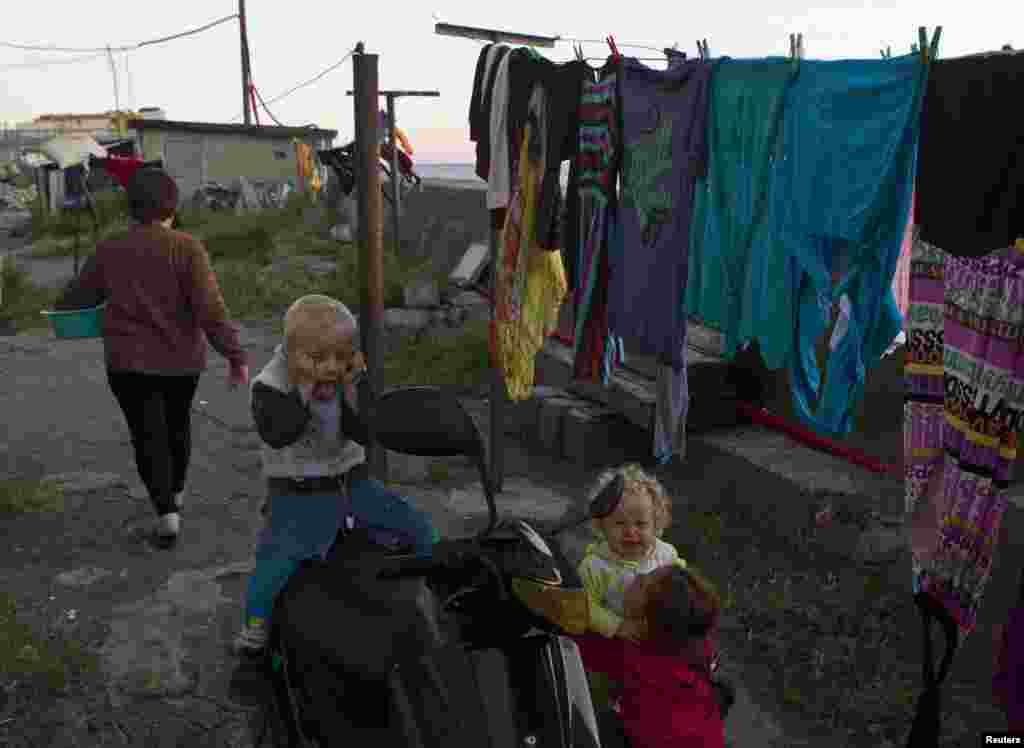 Пляж янындагы йортларда яшәүче балалар.