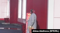 Пенсионерка просит милостыню возле магазина в Актобе. Октябрь 2009 года.   