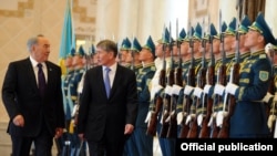 Встреча с президентом РК Нурсултаном Назарбаевым во время официального визита президента КР Алмазбека Атамбаева в Казахстан, Астана, 10 мая 2012 года.