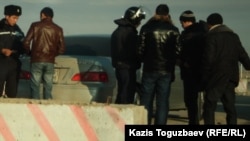 На блок-посту у въезда в Жанаозен идет проверка документов въезжающих и выезжающих граждан.  26 декабря 2011 года.